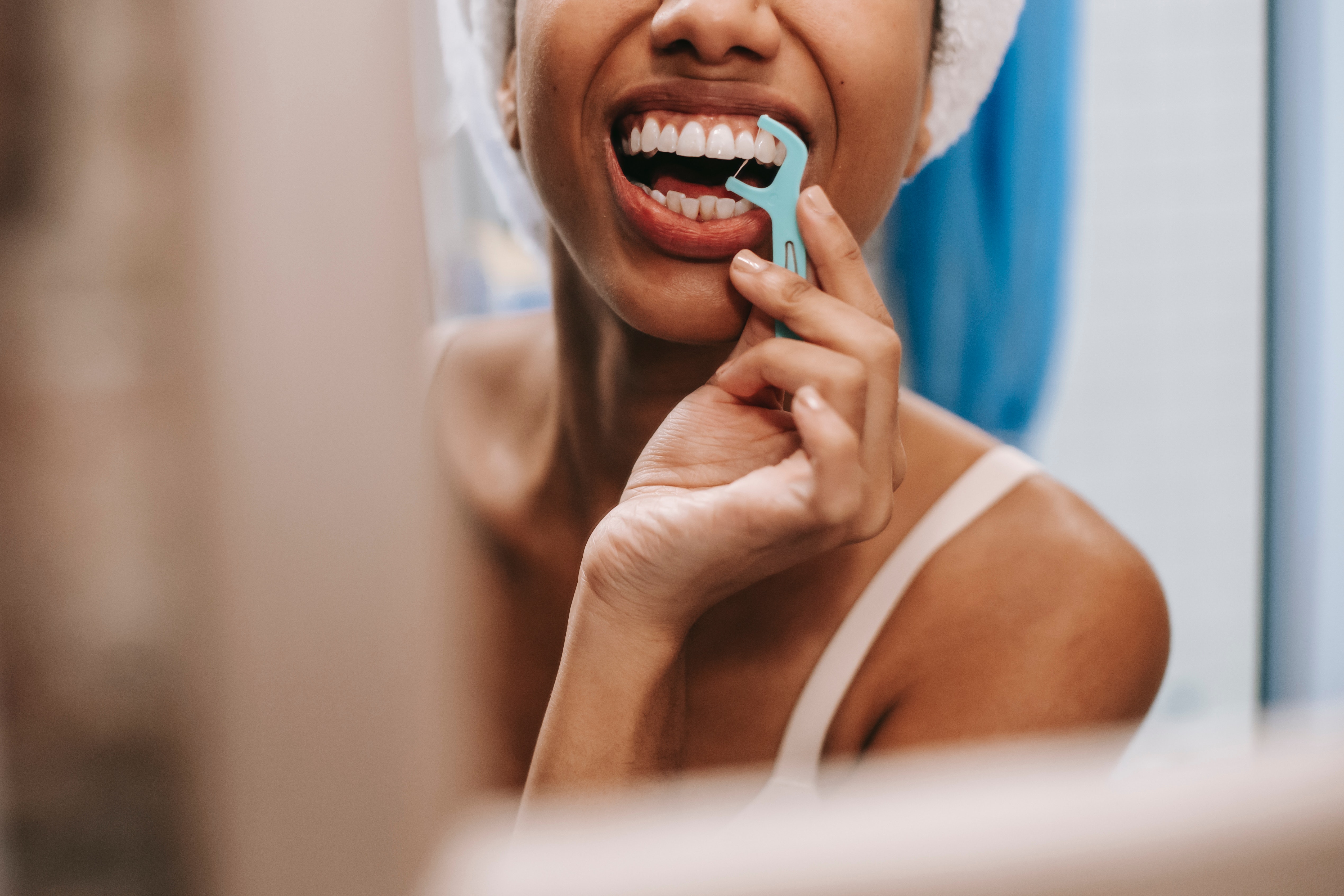 Profesional dental hablando con una paciente